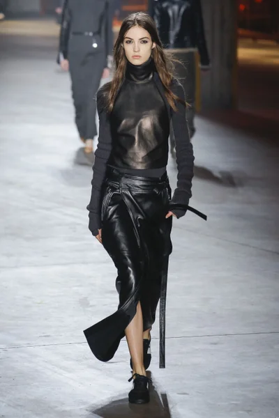 Look 16